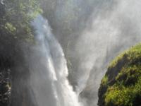 Glitzernde Gischt im Sonnenschein beim dritten Wasserfall - Reinbach Wasserfälle